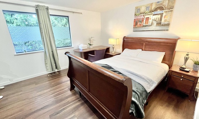 Bridle Trails Bed & Breakfast | Private Bathroom & Spa Access Near Public Transport