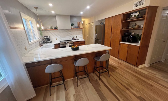 Kalamazoo House | Spacious Mid-Century 5-bedroom house, Reunion & Retreat Ready