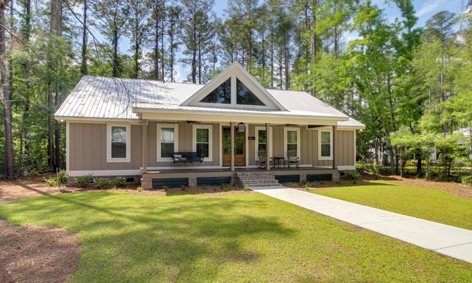 Midway House | Inviting Midway Cottage with Porches, Ideal for Families