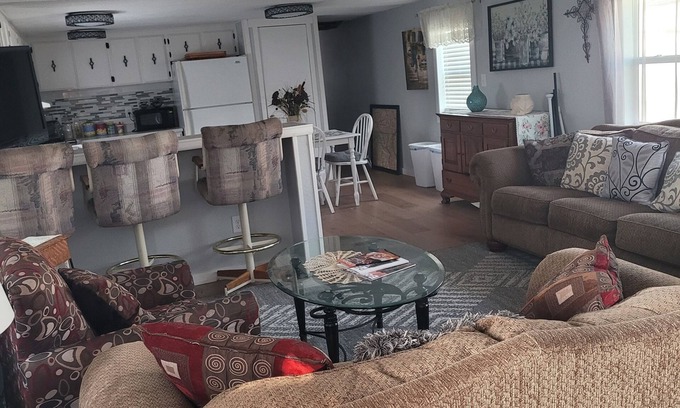 Kiteley House | Spacious Mobile Home with Lake View and BBQ Porch