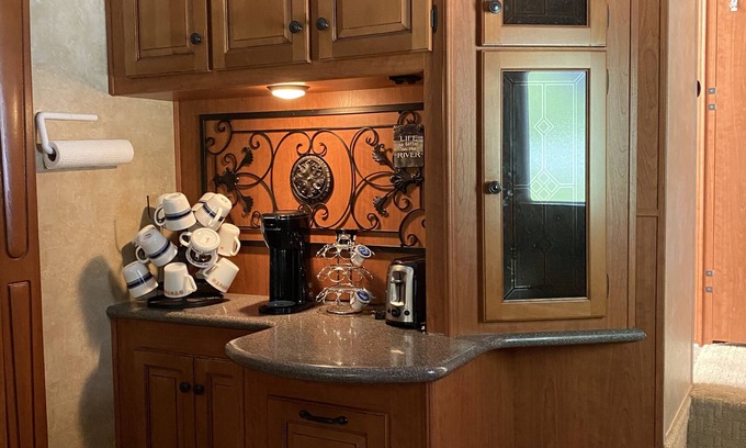 St. Johnsville House | Modern Waterfront RV: Rated 10/10, Pet & Child Friendly
