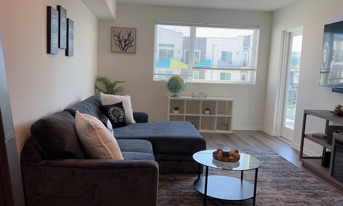 Burbank Apartment | Modern 1-Bedroom Oasis in Noho - Pet and Child Friendly