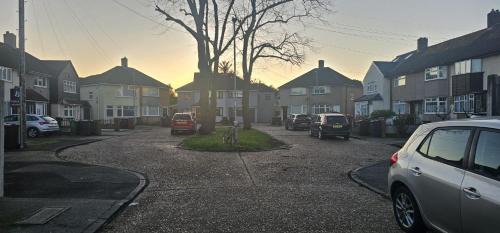 Heath House | Spacious & Modern 2-Bed House in Dagenham