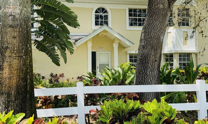 Kings Lake Condo | Modern 3 Bed Condo with Pool & Ocean View Near Beach