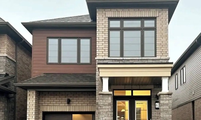 County of Brant House | Contemporary 4 BR House with Family-Friendly Amenities