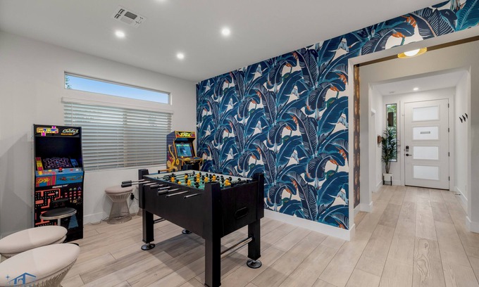 Enterprise House | Spacious/Modern 5bd Home, 15mins to Airport, 20mins to the strip,Pool & Jacuzzi!