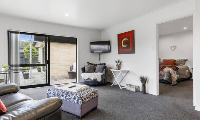 Motuoapa Apartment | Spacious, modern apartment situated just 3 mins from Lake Taupo. Dog friendly!