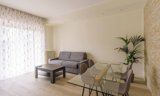 Bergamo House | Spacious & Modern Central Stay: Sleeps 6 + Private Parking
