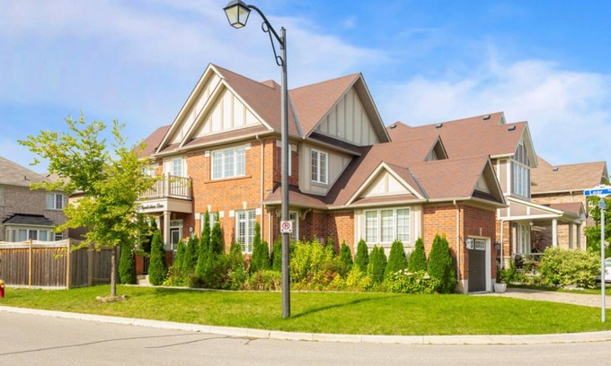 Halton Regional Municipality House | Spacious, Modern & Cozy home in Milton, Canada