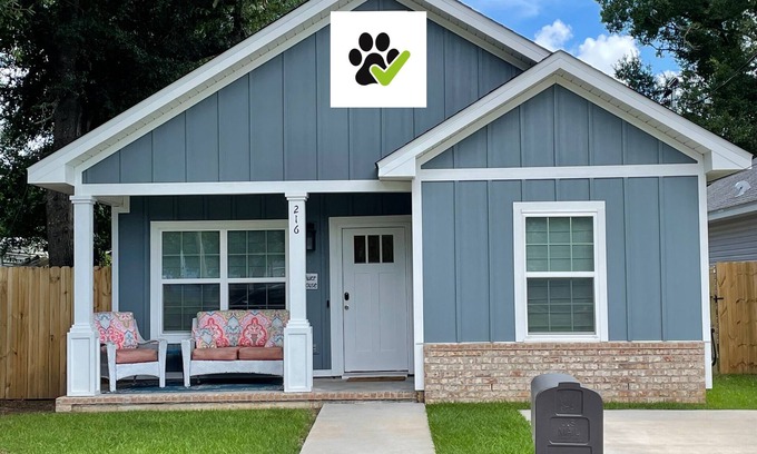 South Pensacola Cottage | Modern Downtown Cottage: Pet-Friendly with Backyard Firepit
