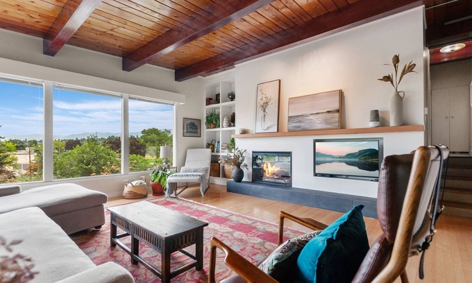 Okanagan-Similkameen House | Ideal Family Retreat with Spa, Pool & Ocean Views