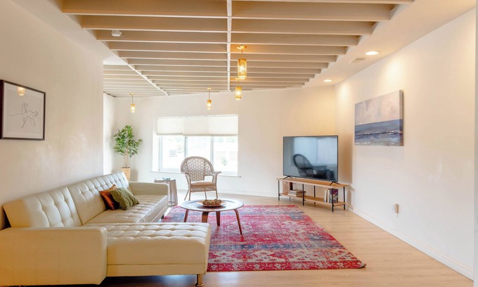 Roseville Apartment | Modern Loft with City View & Spa Amenities Await You