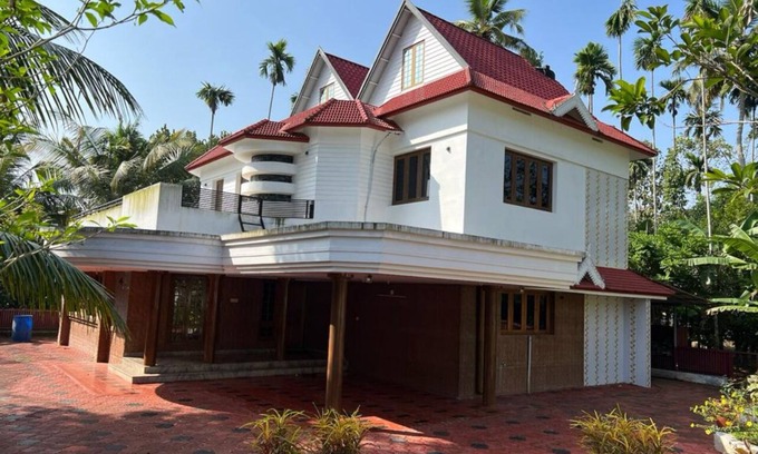Irinjalakuda House | Modern Family-Friendly Retreat with Unique Amenities