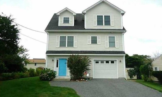 Narragansett House | Modern Narragansett Beach House with Spa and Gorgeous Views