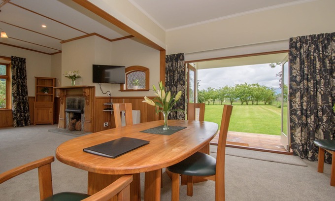 Speargrass Flat Apartment | Modern Studio Apartment Near Coronet Peak with Spa Access