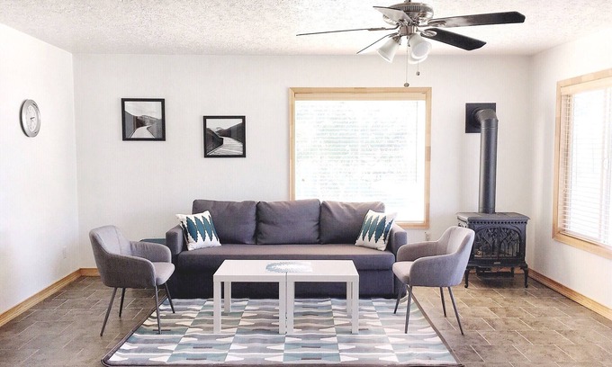 Mitchell House | Modern Painted Hills Vacation Home with Pool & Pet Friendly