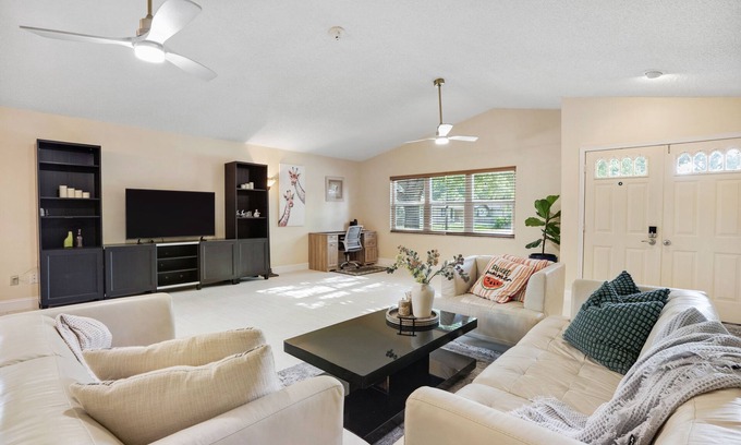 Sun Bay South House | Modern Private Hideaway with Spa & Breakfast in Central Location