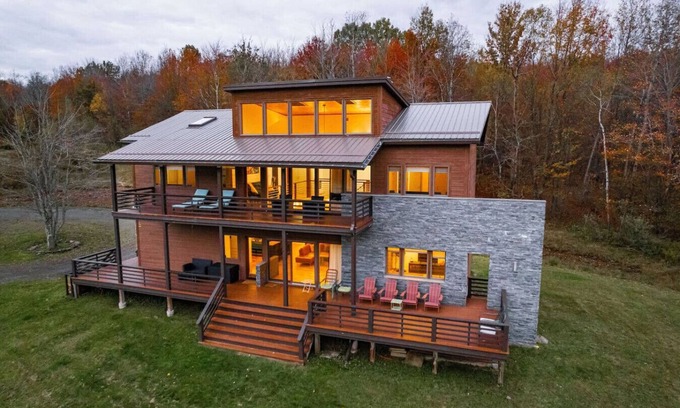 New Kingston House | Exclusive 4BR Mountain Retreat with Pet-Friendly Amenities