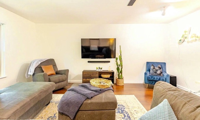 Elmhurst Heights House | ★Spacious, Modern & Trendy 3bd/2ba - Next to Austin Downtown★