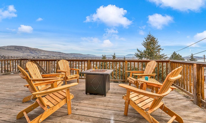 Downtown Klamath Falls House | Modern Ocean View Retreat with Hot Tub & Pet-Friendly Perks