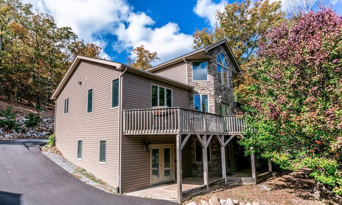 McGaheysville Cabin | Exceptional Mountain Retreat with Pool and Spa Amenities