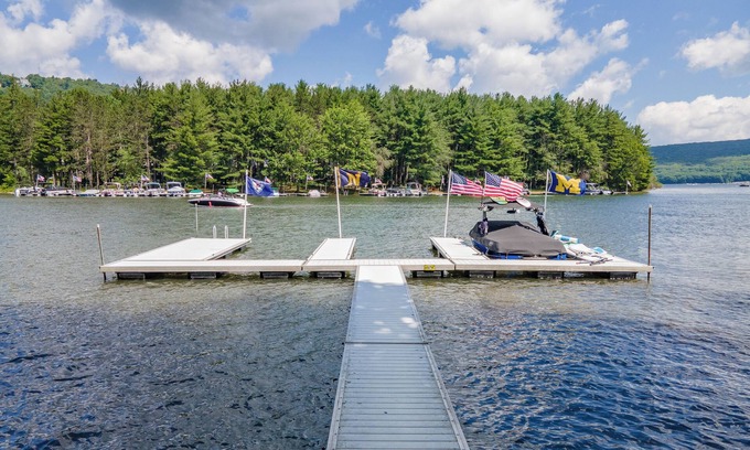 Thayerville House | Unforgettable Lakefront Escape with Hot Tub and Pool Table