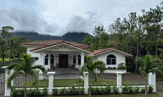 El Valle de Anton Villa | Spacious mountain villa with 5 bedrooms and brand new AC