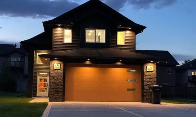 Hinton House | Explore Mason Manor: Family-Friendly Retreat Near Jasper