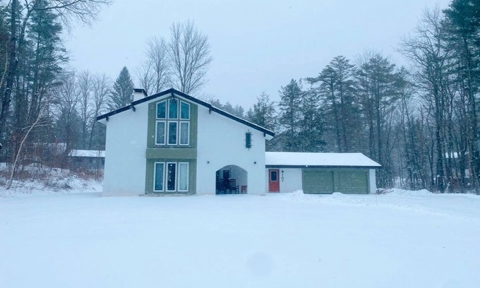 Londonderry House | Mountain Retreat: Ideal for Groups with New Kitchen & Fireplaces