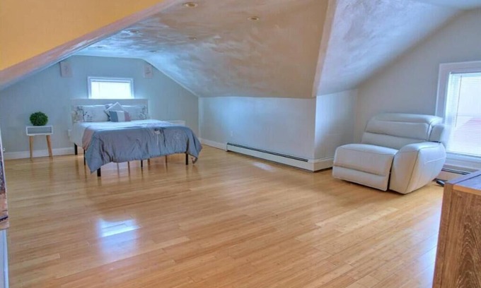 Roxbury Apartment | Inviting Multi-Level 4 Bed Apartment with Breakfast & Parking