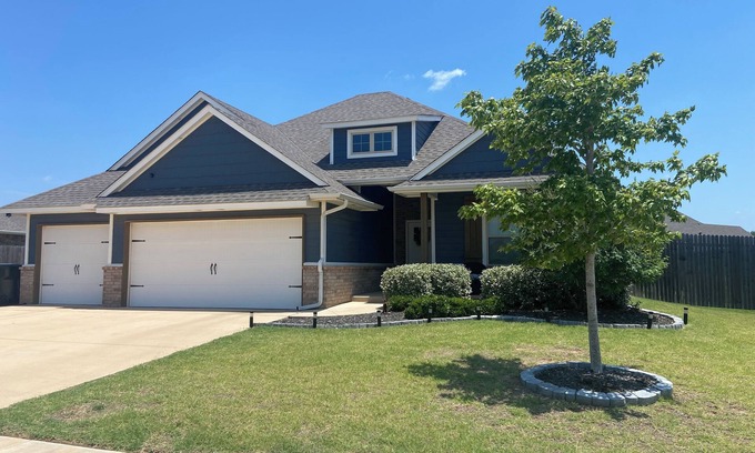 Norman House | Spacious new 4-bedroom house with jetted tub, large backyard and outdoor TV