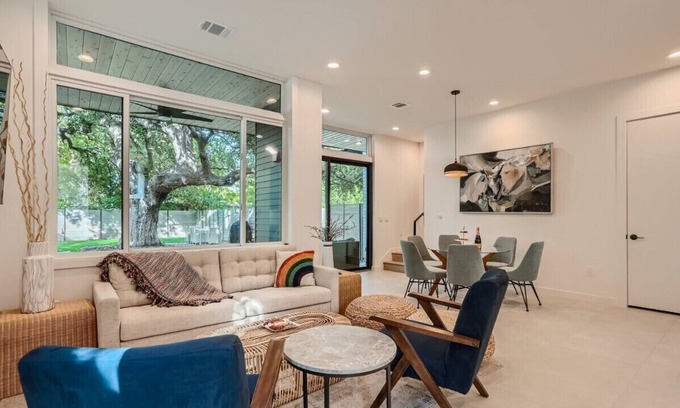 South Manchaca House | Modern Group Retreat with Bocci Ball & Family-Friendly Perks