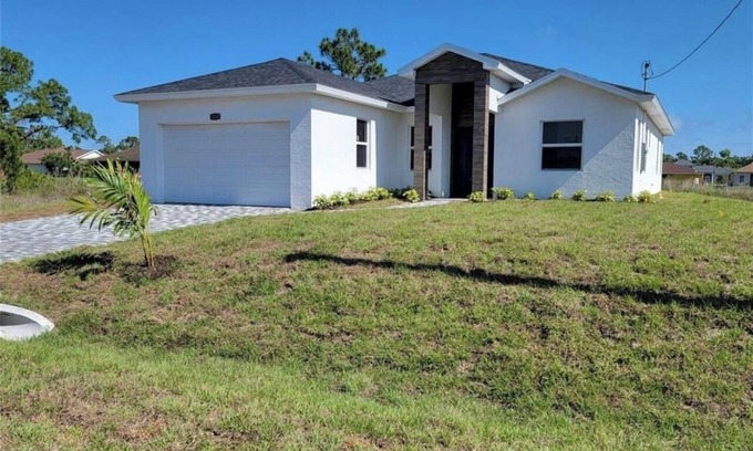 Eisenhower House | New Build Near Fort Myers - Sleep 10+ with Pet-Friendly Perks