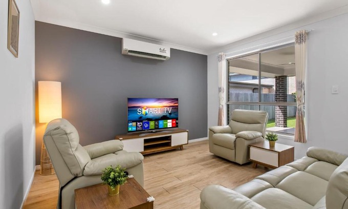 Heathwood House | Elegant Newly Furnished 4-Bed Family Retreat - Rated 8.5/10