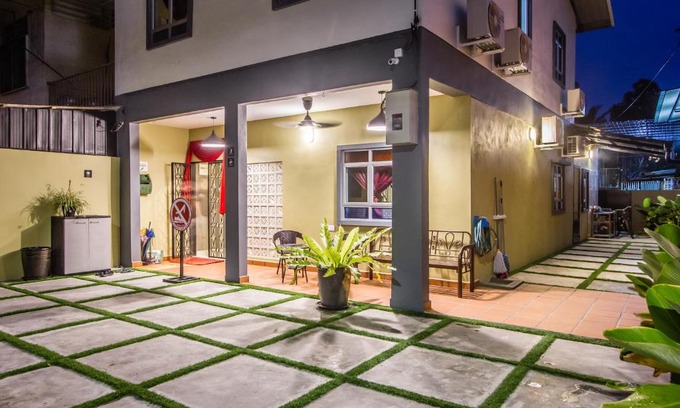 Benggali House | Budget-Friendly 2-Bedroom Plumeria Share House Retreat