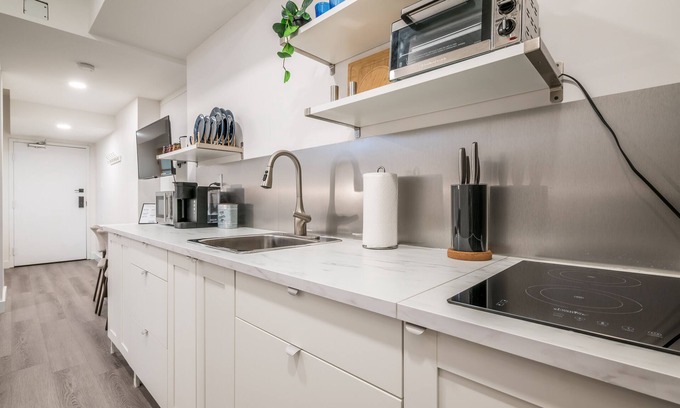 Bedford Apartment | Modern 1 Bedroom Suite with Kitchen & Breakfast Included