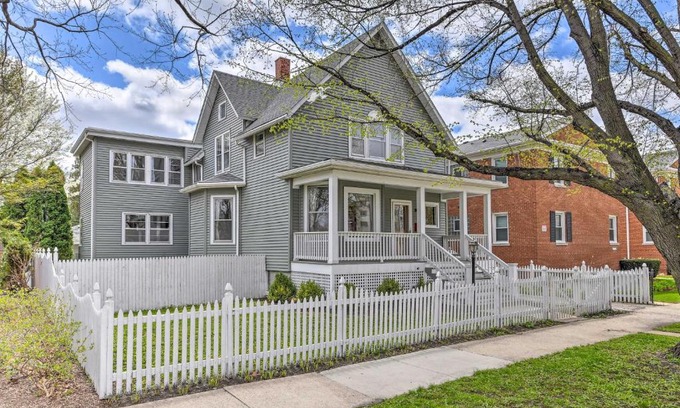 Oak Park House | Family-Friendly Oak Park House - Just 11 Mi From Chicago!