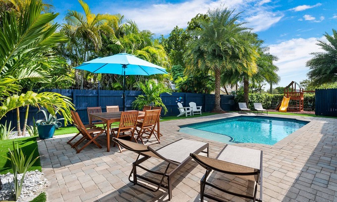 Dania Beach House | Seaside Retreat: Pool, Outdoor Bar & Family-Friendly Fun