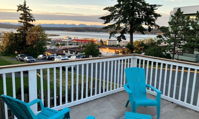 Campbell River House | Oceanview Retreat Steps from Downtown - Pet Friendly & Family-Friendly