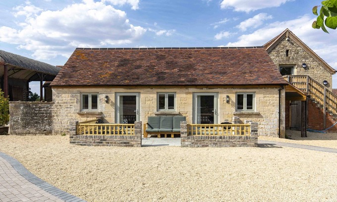 Haresfield House | Idyllic Cottage Retreat on Serene Cotswold Farm