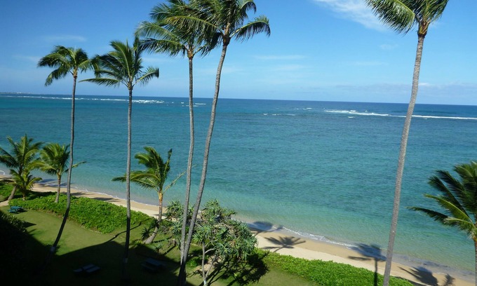 Punaluu Condo | Renovated Beachfront Retreat with Pool and Ocean Views