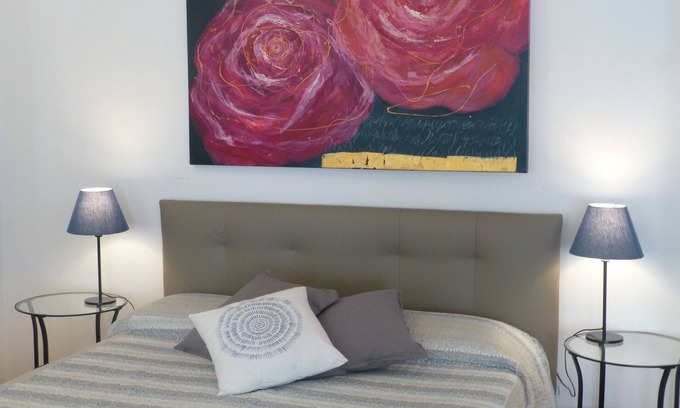 Historic Centre Apartment | Inviting Space with Kitchen in Pedestrian Area - Rated 9.8