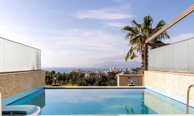 Kusadasi City Centre Apartment | Inviting Flat with Private Pool Perfect for Families