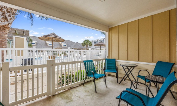 Corpus Christi House | Inviting Pet-Friendly Townhome with Heated Pool & Beach Access