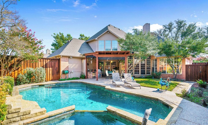 Plano House | Pet-Friendly Getaway with Relaxing Backyard Oasis