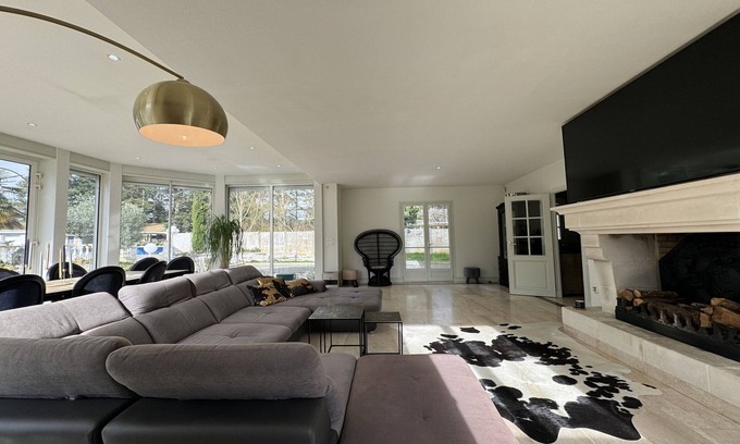Spay House | Spacious Poolside Retreat Near Le Mans