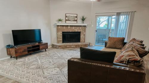 South Side Apartment | Modern 2-Bed Condo: Perfectly Located & Pet Friendly