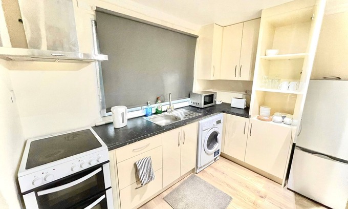 Hounslow Heath Apartment | Immaculate Ground Floor Flat Near Heathrow with Family Amenities