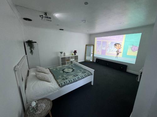 Herongate Apartment | Private Cinema Retreat: Ideal Family-Friendly Getaway