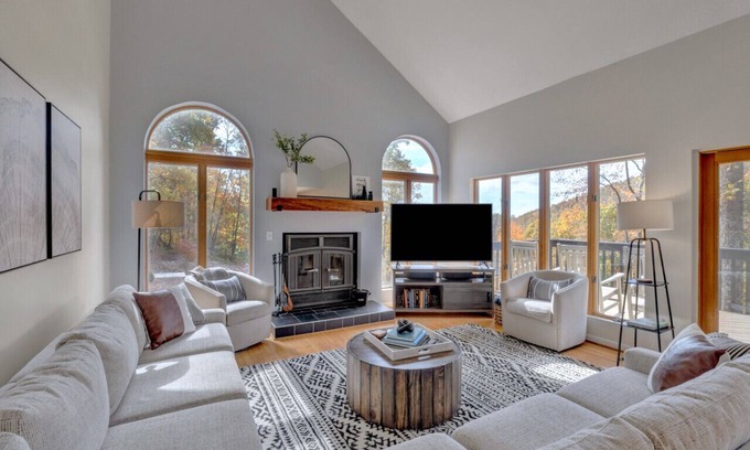 Roseland House | Idyllic Mountainside Retreat Near Wintergreen & Breweries
